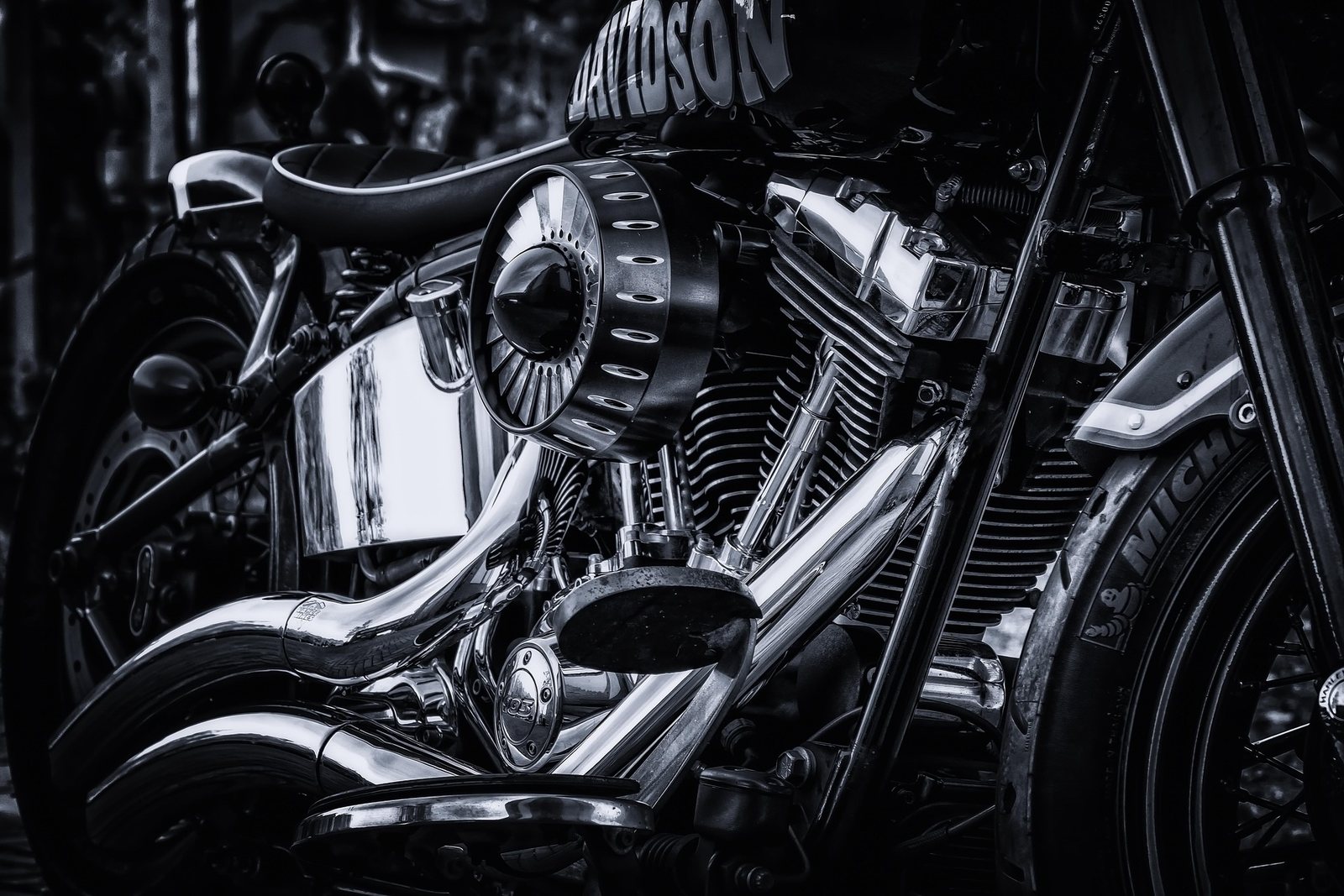 Krómozott motorblokk és kipufogó közelről