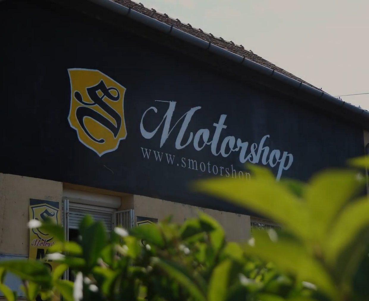 A Smotorshop épülete a Halasi úton, a cégtáblával