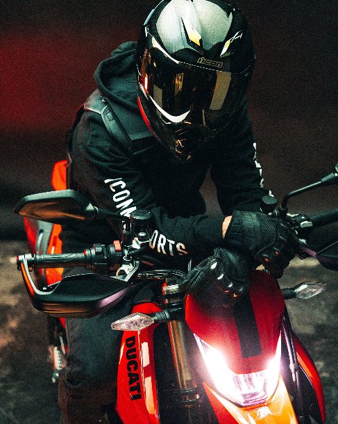 Motoros teljes felszerelésben, bukósisakban